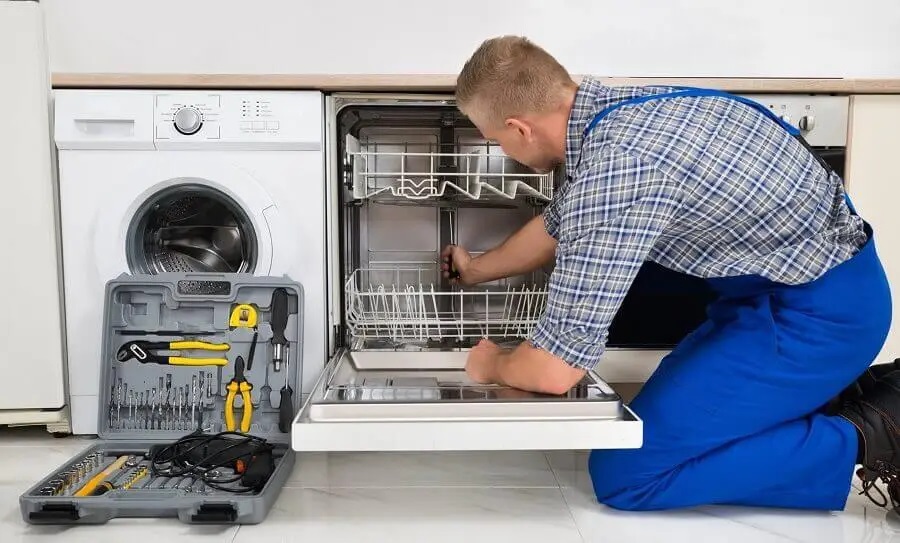 Pursaklar Termoteknik servisi teknisyen ekibi beyaz eşya tamiri yaparken